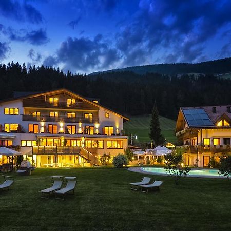 Helmhotel Innichen Buitenkant foto