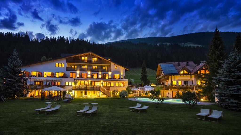Helmhotel Innichen Buitenkant foto
