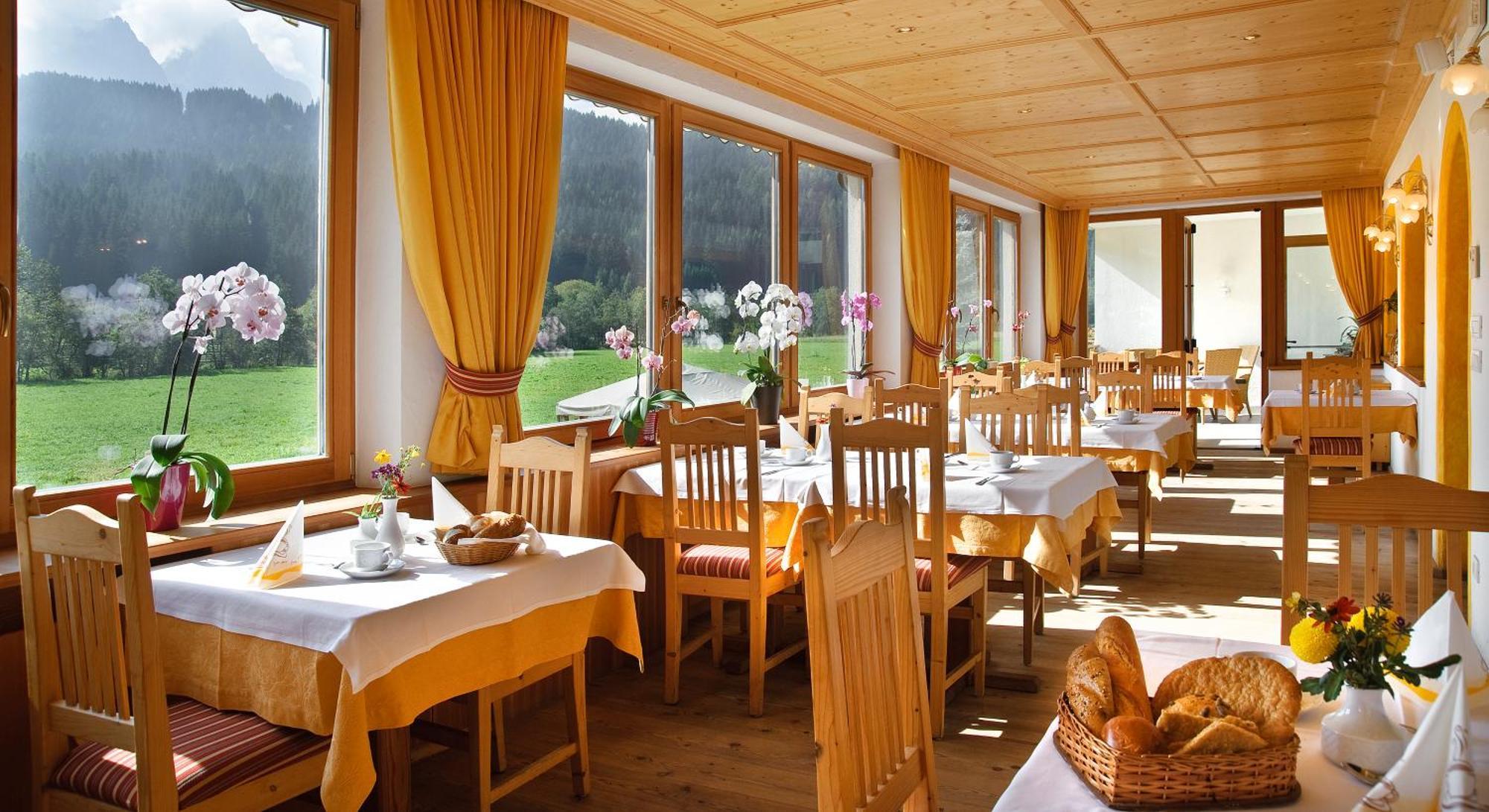 Helmhotel Innichen Buitenkant foto