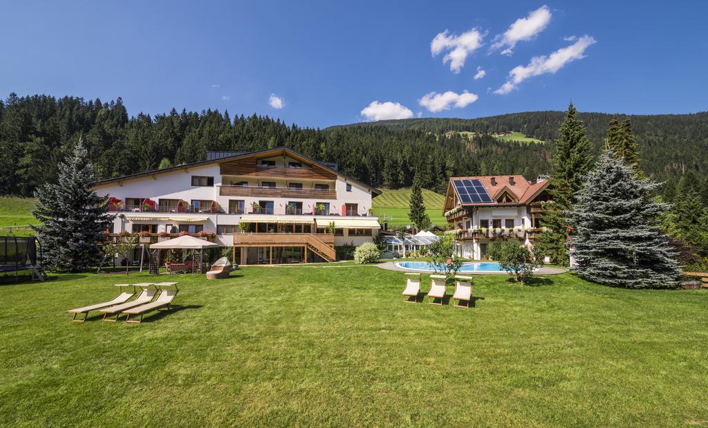 Helmhotel Innichen Buitenkant foto