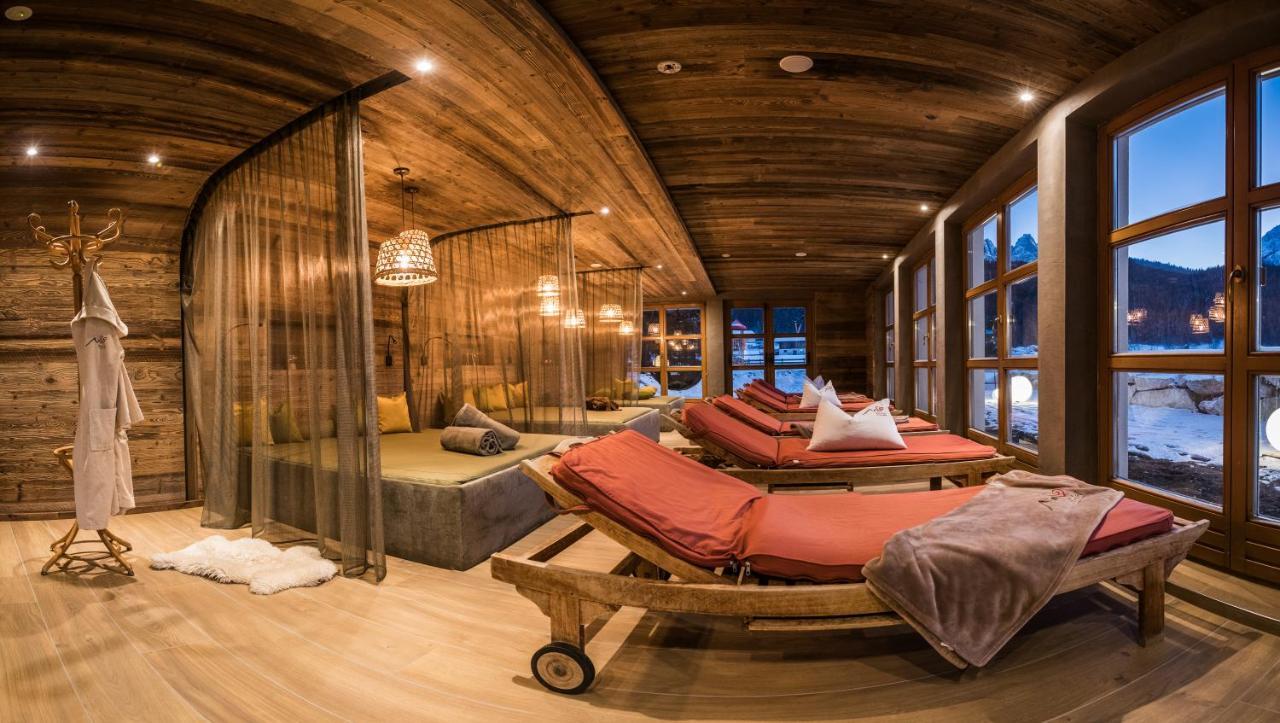 Helmhotel Innichen Buitenkant foto