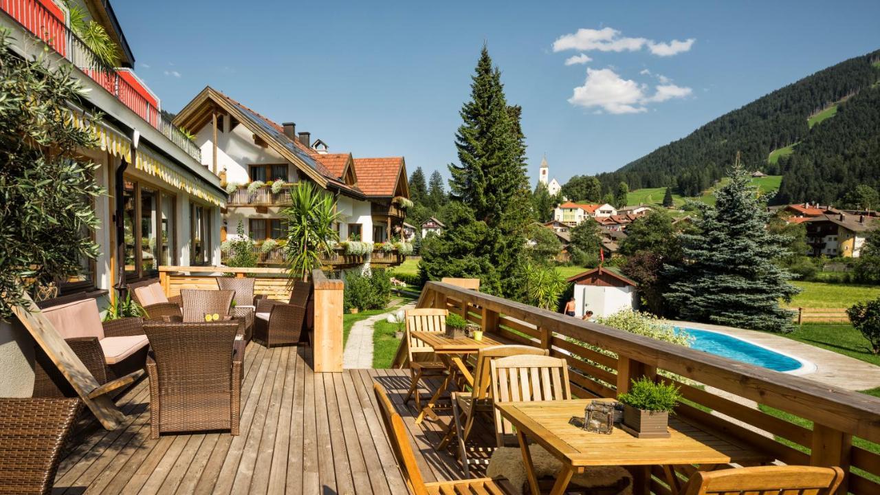 Helmhotel Innichen Buitenkant foto