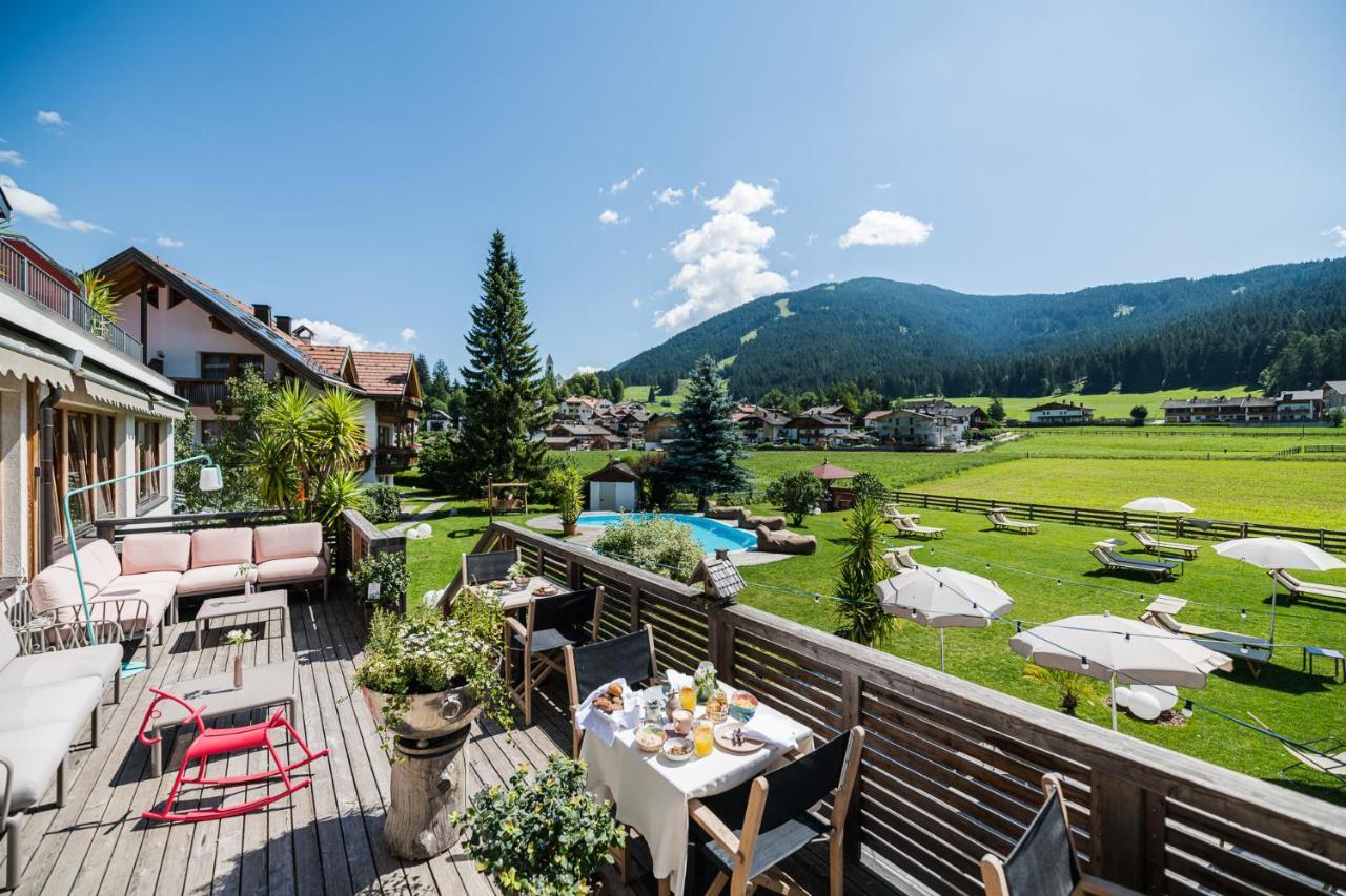 Helmhotel Innichen Buitenkant foto